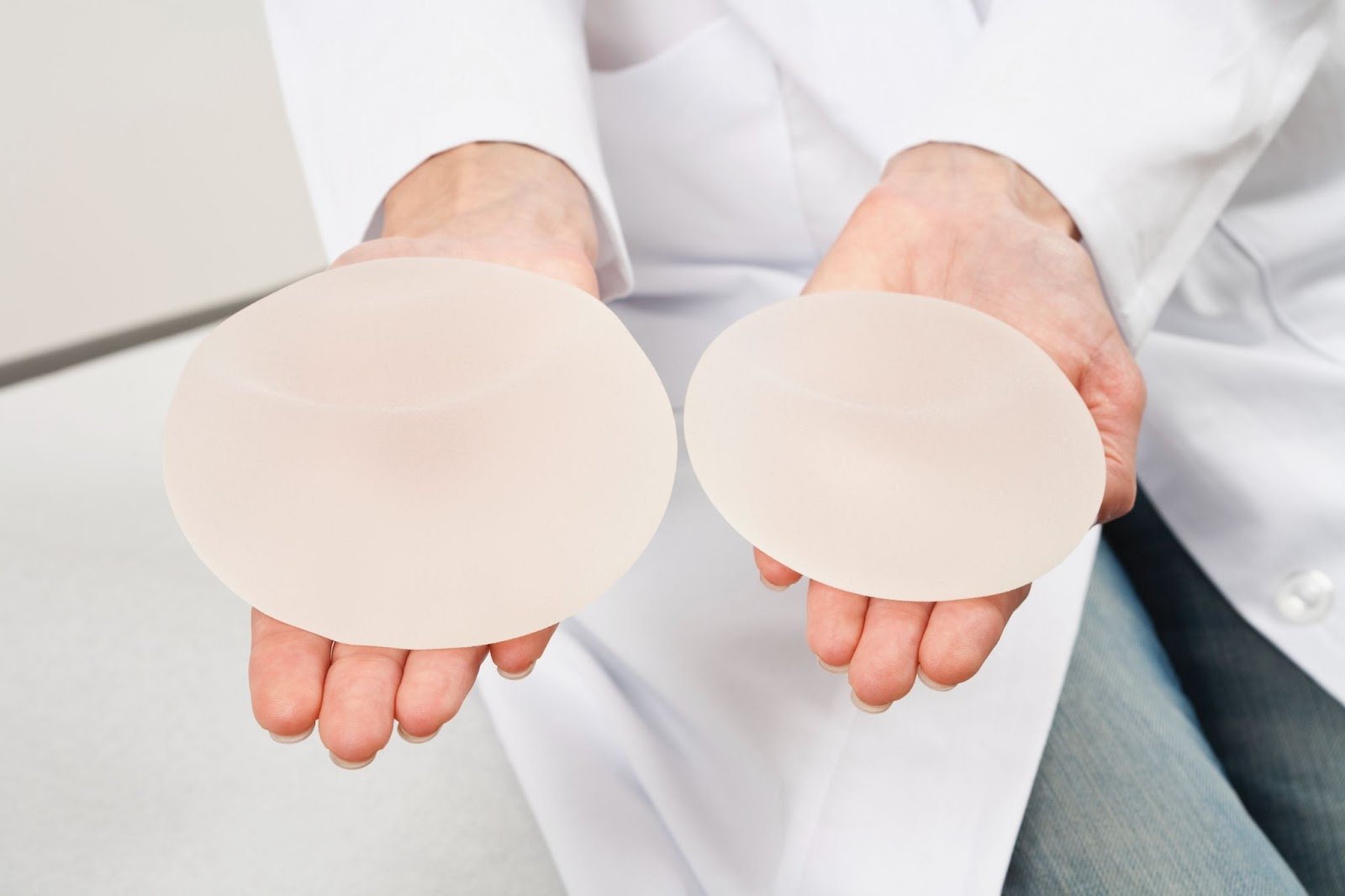 Augmentation mammaire  Par prothèse mammaire (implants de silicone)
